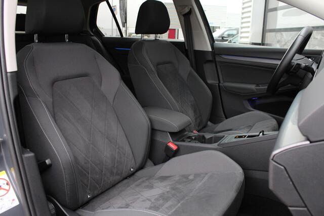 Volkswagen GOLF 1.5 eTSI Style / Carplay / Panoramadak / Stoelverwarming