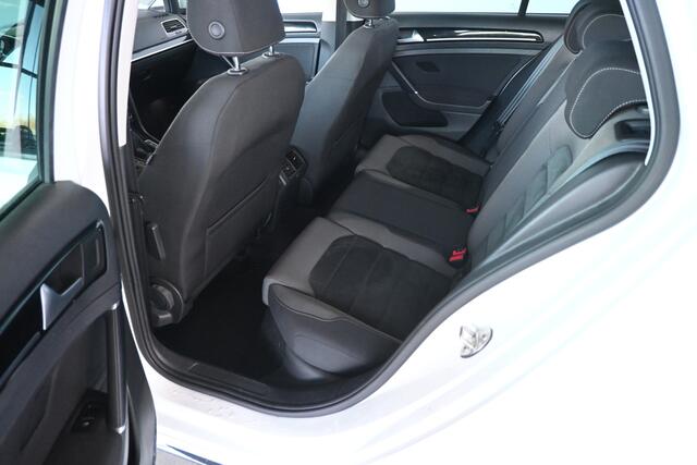 Volkswagen GOLF 7.5 1.5 TSI Highline R-Line Clima Carplay 19'Inch Virtual Cockpit LED Rijklaarprijs Inruil Mogelijk!