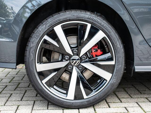 Volkswagen GOLF GTE 272PK Matrix IQ LIGHT 18 Inch Head Up Trekhaak 360° Camera Dynamic Chassis Control