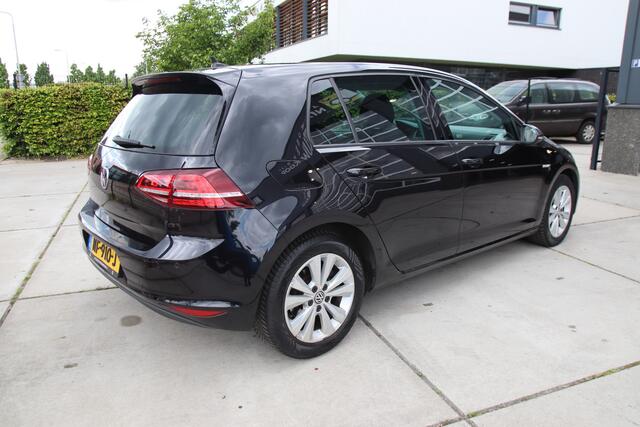 Volkswagen GOLF 1.0 TSI Connected Series Carplay, Camera, ACC, NL auto Lente aanbieding!