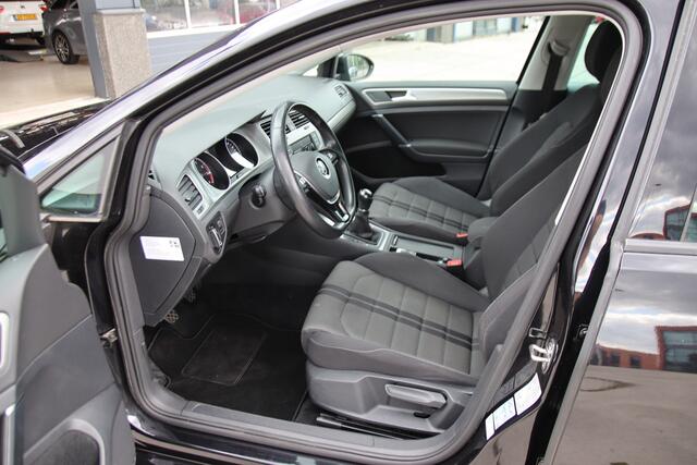 Volkswagen GOLF 1.0 TSI Connected Series Carplay, Camera, ACC, NL auto Lente aanbieding!
