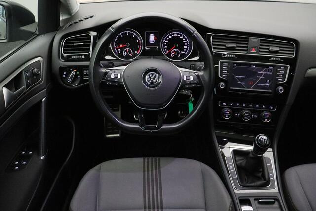Volkswagen GOLF Variant 1.4 TSI Connected Series 2016 | Panorama Dak | Stoelverwarming | Cruise Control | Navigatie | Goed Onderhouden | Trekhaak | Parkeersenoren | Boekjes | 2 Sleutels