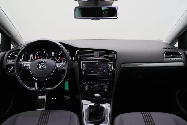 Volkswagen GOLF Variant 1.4 TSI Connected Series 2016 | Panorama Dak | Stoelverwarming | Cruise Control | Navigatie | Goed Onderhouden | Trekhaak | Parkeersenoren | Boekjes | 2 Sleutels