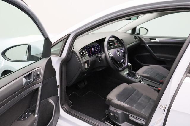 Volkswagen GOLF Variant 1.5 TSI Highline Business R-Line 2018 Panoramadak | Carplay | Virtual dashboard | DSG | Navigatie | Xenon LED | Massagestoel | Alcantara | Bluetooth | PDC | Stoelverwarming | Dealeronderhouden
