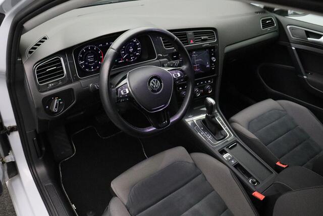 Volkswagen GOLF Variant 1.5 TSI Highline Business R-Line 2018 Panoramadak | Carplay | Virtual dashboard | DSG | Navigatie | Xenon LED | Massagestoel | Alcantara | Bluetooth | PDC | Stoelverwarming | Dealeronderhouden