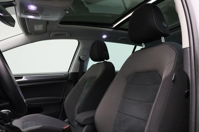 Volkswagen GOLF Variant 1.5 TSI Highline Business R-Line 2018 Panoramadak | Carplay | Virtual dashboard | DSG | Navigatie | Xenon LED | Massagestoel | Alcantara | Bluetooth | PDC | Stoelverwarming | Dealeronderhouden