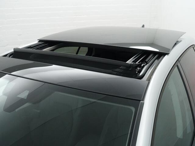 Volkswagen GOLF 1.5 eTSI R Line Aut- NAP 10dkm, Panoramadak, Sfeerverlichting, Camera, Ergo Active, Stoelmassage