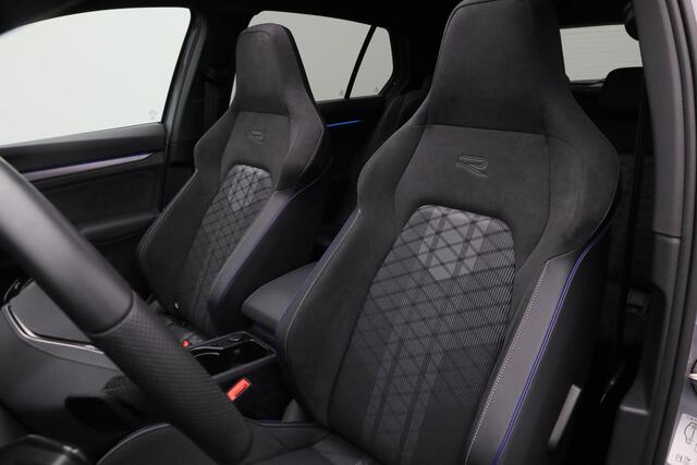 Volkswagen GOLF 1.5 eTSI 150 pk DSG R-Line | Black Style | Panoramadak | Trekhaak | IQ Light | Harman/Kardon | Head-up display | Stuur-/stoelverwarming