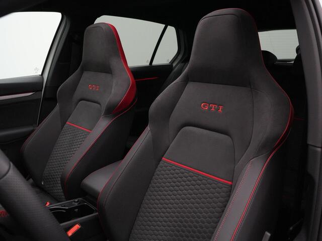 Volkswagen GOLF 2.0 TSI GTI Clubsport 300 pk DSG | Panoramadak | Harman/Kardon | Adaptief sportonderstel | Rondomzicht camera | IQ Light