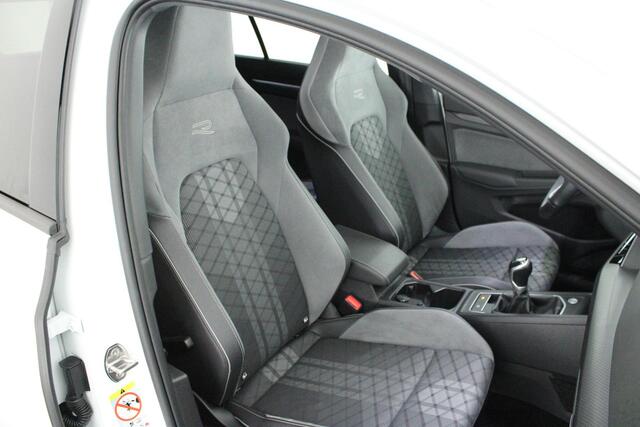 Volkswagen GOLF 1.5 TSI 130pk 2x R-Line Oryx Wit Panoramadak Harman Kardon Stoelverwarming Navigatie