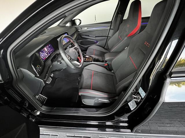 Volkswagen GOLF 2.0 TSI GTI Clubsport / AKRAPOVIC / IQ Light / Winter Pakket / 19" Wielen