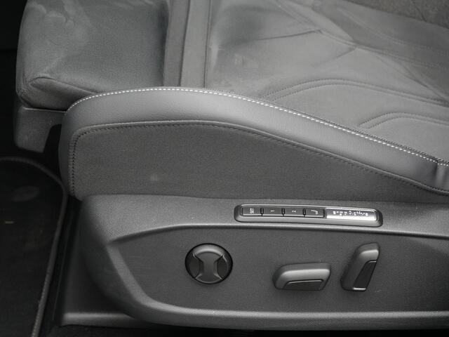 Volkswagen GOLF 1.5 eTSI 150 pk DSG Style Edition 50 | IQ Light | Panoramadak | Rondomzicht camera | Head-up Display | Stoel-/stuurverwarming | 18 inch