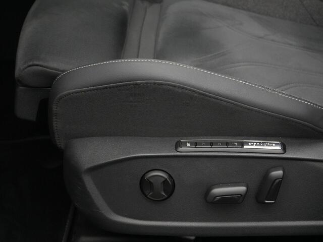 Volkswagen GOLF 1.5 eTSI 150 pk Style Edition 50 | IQ Light | Panoramadak | Rondomzicht camera | Head-up Display | Stoel-/stuurverwarming | 18 inch