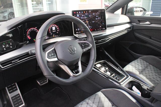 Volkswagen GOLF 1.5 eTSI 150PK AUTOMAAT R-LINE EDITION 8.5! | NIEUW MODEL! | PANORAMISCH SCHUIF/KANTEL DAK | LICHTMETALEN VELGEN 18" "YORK" | 360? CAMERA | 3-ZONE AIRCONDITIONING INCL. AIRCARE | RIJASSISTENT PAKKET O.A. ADAPTIVE CRUISE CONTROL, LANE ASSIST, DODEHOEK DETE