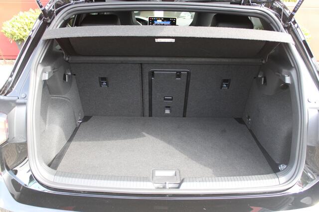 Volkswagen GOLF 1.5 eTSI 150PK AUTOMAAT R-LINE EDITION 8.5! | NIEUW MODEL! | PANORAMISCH SCHUIF/KANTEL DAK | LICHTMETALEN VELGEN 18" "YORK" | 360? CAMERA | 3-ZONE AIRCONDITIONING INCL. AIRCARE | RIJASSISTENT PAKKET O.A. ADAPTIVE CRUISE CONTROL, LANE ASSIST, DODEHOEK DETE