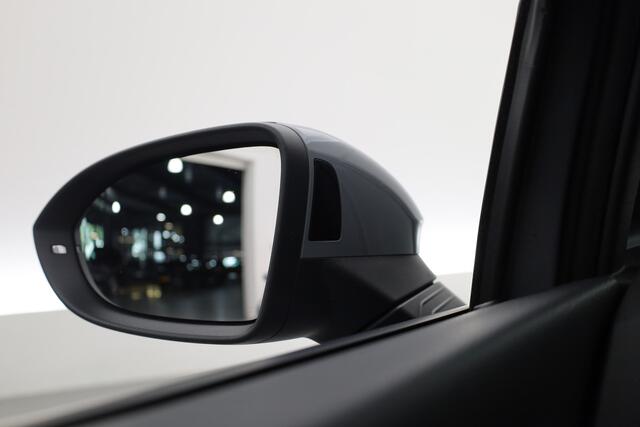 Volkswagen GOLF 1.5 eTSI R-Line | Pano | Camera | IQ. Light | Dodehoekdet. | Carplay & Android Auto | Keyless