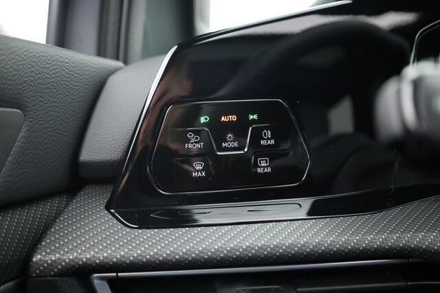 Volkswagen GOLF 1.5 eTSI R-Line | Pano | Camera | IQ. Light | Dodehoekdet. | Carplay & Android Auto | Keyless