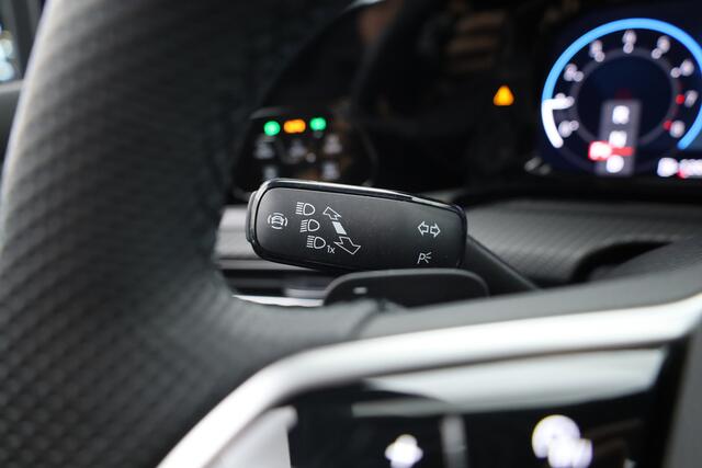 Volkswagen GOLF 1.5 eTSI R-Line | Pano | Camera | IQ. Light | Dodehoekdet. | Carplay & Android Auto | Keyless