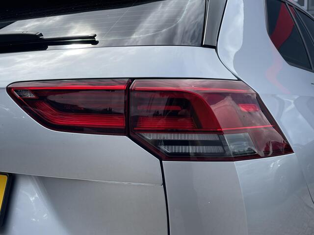 Volkswagen GOLF Variant 1.0 eTSI Life Business - Navigatie - Trekhaak - Stoelverwarming - Apple Carplay/Android Auto