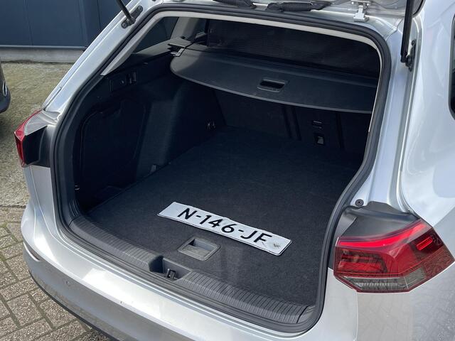 Volkswagen GOLF Variant 1.0 eTSI Life Business - Navigatie - Trekhaak - Stoelverwarming - Apple Carplay/Android Auto