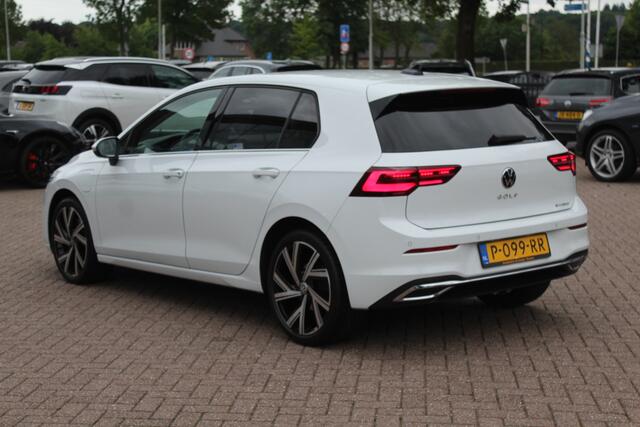 Volkswagen GOLF 1.4 eHybrid Style / Camera / Half leder / Navigatie / 18'' / Dodehoek / DAB / Stoelverwarming / ACC