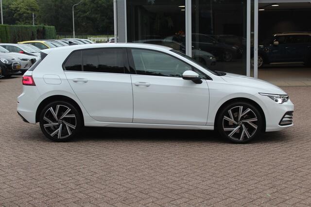 Volkswagen GOLF 1.4 eHybrid Style / Camera / Half leder / Navigatie / 18'' / Dodehoek / DAB / Stoelverwarming / ACC