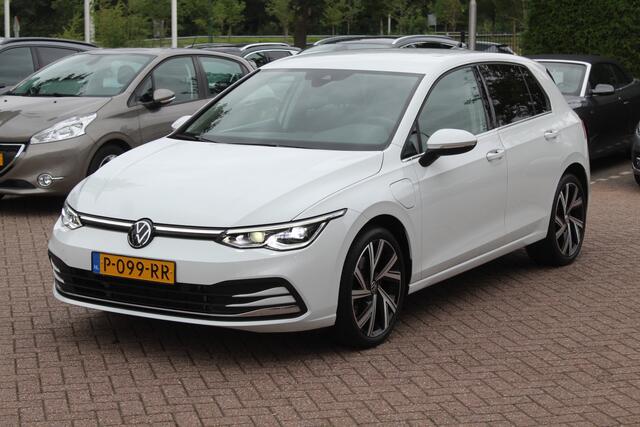 Volkswagen GOLF 1.4 eHybrid Style / Camera / Half leder / Navigatie / 18'' / Dodehoek / DAB / Stoelverwarming / ACC