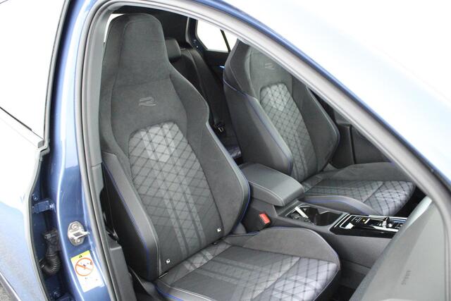 Volkswagen GOLF 8.5 1.5 eTSI 150pk DSG R-Line Edition Trekhaak Camera Keyless Virtual Cockpit Carplay