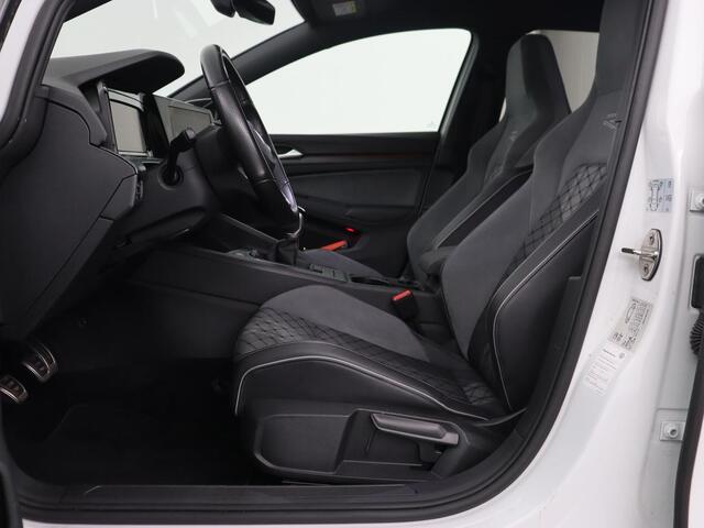 Volkswagen GOLF 1.5 TSI R-Line | Trekhaak | Beats Audio | Camera | Stoelverwarming | Matrix LED | Sportstoelen | Adaptive cruise | Carplay | Dodehoek detectie | Keyless | Park Assist | Navigatie