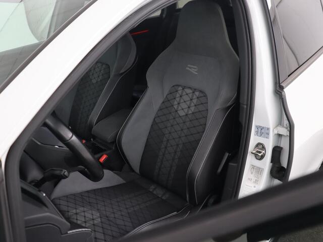 Volkswagen GOLF 1.5 TSI R-Line | Trekhaak | Beats Audio | Camera | Stoelverwarming | Matrix LED | Sportstoelen | Adaptive cruise | Carplay | Dodehoek detectie | Keyless | Park Assist | Navigatie