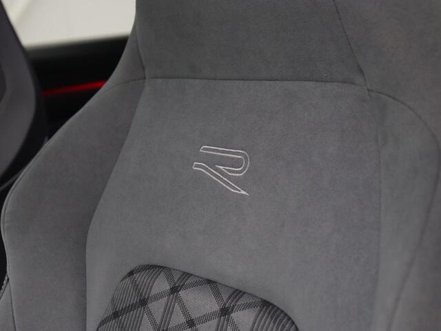 Volkswagen GOLF 1.5 TSI R-Line | Trekhaak | Beats Audio | Camera | Stoelverwarming | Matrix LED | Sportstoelen | Adaptive cruise | Carplay | Dodehoek detectie | Keyless | Park Assist | Navigatie