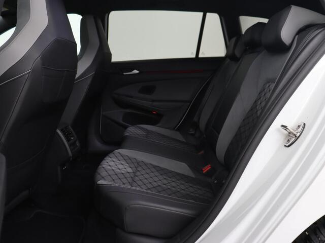 Volkswagen GOLF 1.5 TSI R-Line | Trekhaak | Beats Audio | Camera | Stoelverwarming | Matrix LED | Sportstoelen | Adaptive cruise | Carplay | Dodehoek detectie | Keyless | Park Assist | Navigatie