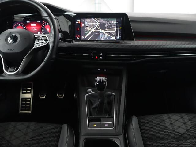 Volkswagen GOLF 1.5 TSI R-Line | Trekhaak | Beats Audio | Camera | Stoelverwarming | Matrix LED | Sportstoelen | Adaptive cruise | Carplay | Dodehoek detectie | Keyless | Park Assist | Navigatie