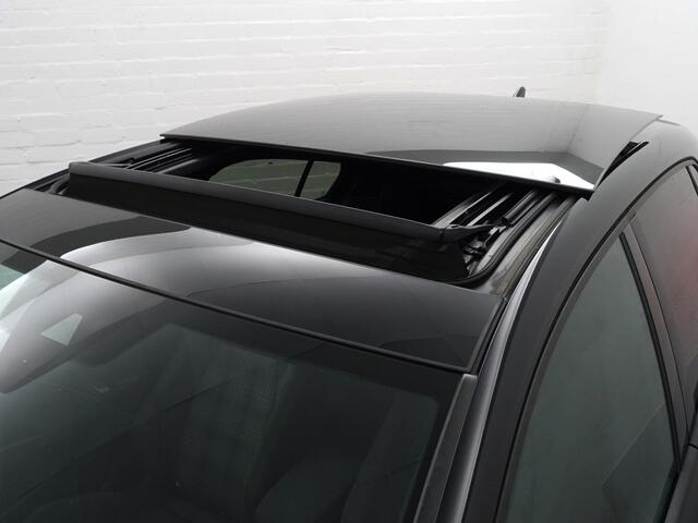 Volkswagen GOLF 2.0 TSI GTI Aut- Panoramadak, Harman Kardon, Head Up, Stuur/Stoelverwarming, Sfeerverlichting