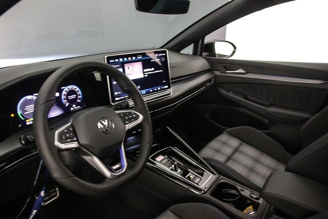 Volkswagen GOLF GTE 1.5 TSI eHybrid 272pk DSG Automaat Panoramadak, Head up display, Adaptive cruise control, Black Style, Navigatie, Achteruitrijcamera, LED matrix koplampen