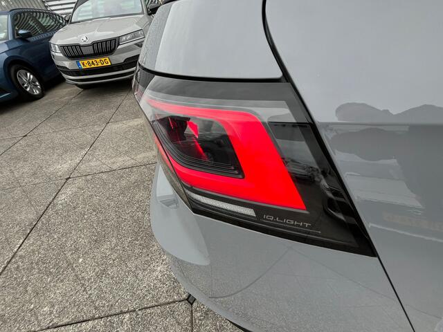 Volkswagen GOLF 1.5 eTSI 150pk DSG R-Line / Panoramadak / Black Style / Matrix LED / Harman Kardon / Elek Zwenkbare Trekhaak / Head-Up Display / Camera / Stuur & Stoelverwarming / 18" LMV **