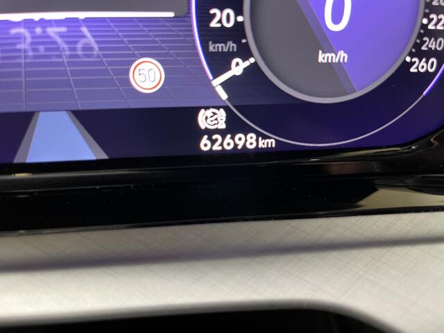 Volkswagen GOLF Variant 1.0 eTSI Life / AUTOMAAT/ ADAPT. CRUISE/ LED/ DIGITAL DASH/ PARK. SENSOREN/ CLIMA 3-ZONE/ NAVI/ BLUETOOTH/ APP-CONNECT/ 16" LMV