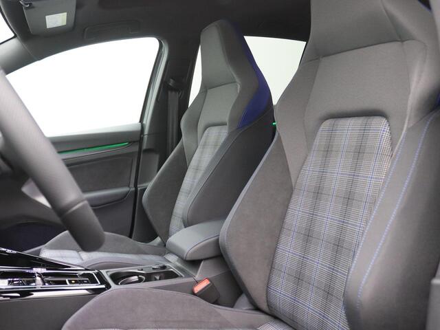 Volkswagen GOLF 1.5 eHybrid GTE 272PK DSG Trekhaak wegklapbaar, Head-up Display, Panoramadak, Area View, 18" Catania LMV, Adaptive Cruise Control, Black Style, Winterpakket, Navigatie