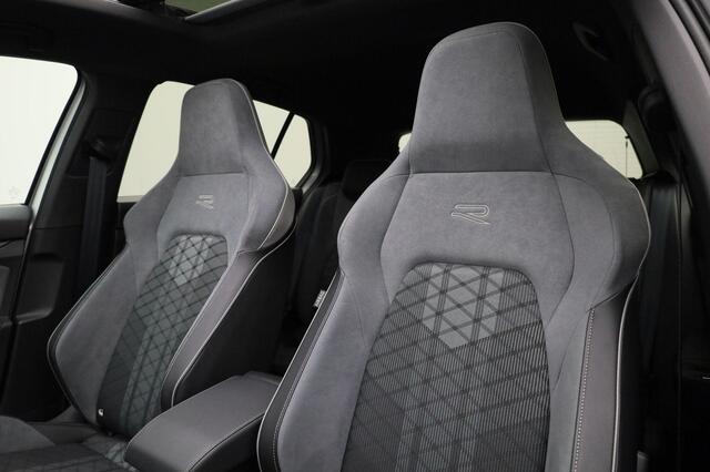 Volkswagen GOLF 1.5eTSI/150PK R-Line Blackstyle DSG · Panoramadak · Trekhaak · Camera + Parkeersensoren · Garantie tot december 2025