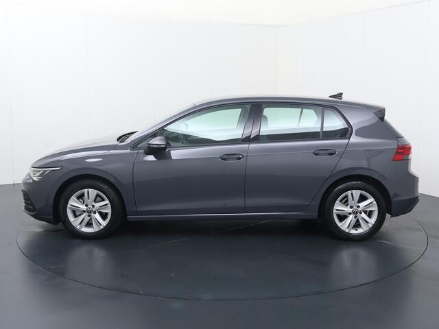 Volkswagen GOLF 1.0 TSI Life | 110 PK | Achteruitrijcamera | Navigatiesysteem | Adaptive cruise control |