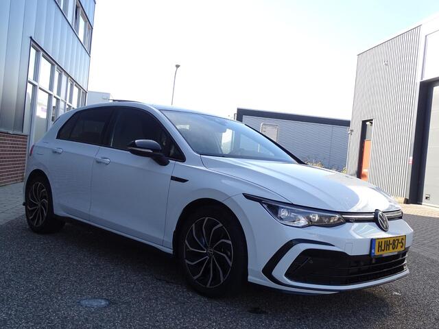 Volkswagen GOLF 1.5 eTSI R-Line 3x R LINE | NAVIGATIE | PANORAMADAK | SPORT INTERIEUR | ADAPTIEVE CRUISE| STUUR/STLE VERWARMING | IQ LED PAKKET | ACHTERUIT RIJ CAMERA | SFEERVERLICHTING |