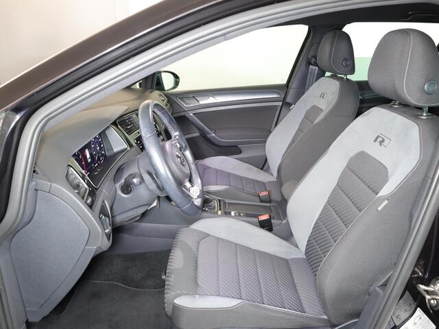 Volkswagen GOLF Variant 1.5 TSI Highline Business R 150pk DSG | Led koplampen | Camera | Parkeersensoren v+a | Navigatie | Carplay | Digitaal dashboard