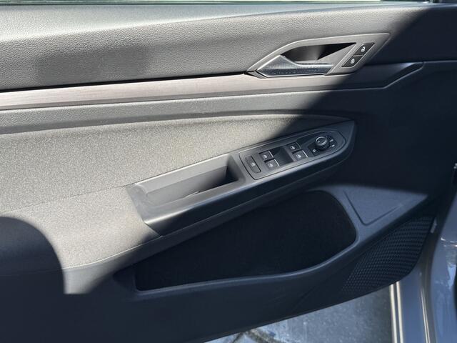 Volkswagen GOLF 1.5 eTSI 150pk DSG Style 1st Edition Black Panoramadak Winterpakket 19" Velgen IQ Light Massagestoel