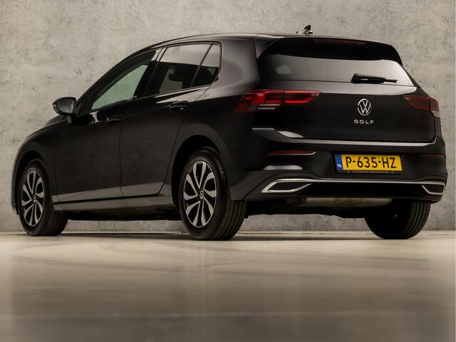 Volkswagen GOLF 1.0 TSI Sportline (APPLE CARPLAY, GROOT NAVI, SFEERVERLICHTING, KEYLESS, GETINT GLAS, SPORTSTOELEN, PARKEERSENSOREN, LM VELGEN, ADAPTIVE CRUISE, NIEUWSTAAT)