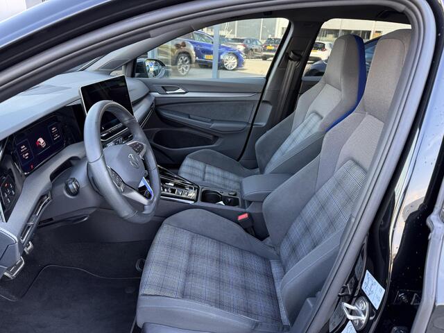 Volkswagen GOLF 1.5 eHybrid 272 Pk Automaat GTE | Nieuw Model | Matrix LED | Panoramadak | Head-Up | 360 Camera | DCC | Black Style | Trekhaak | 18 Inch | 12.605 Km!!