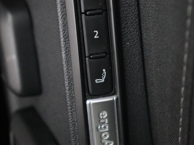 Volkswagen GOLF 1.4 eHybrid Style | Massage | Carplay | Memory | Sfeerverlichting | Adaptive cruise | Navigatie | Parkeerhulp | Full LED | Climate control | PHEV | Plug In