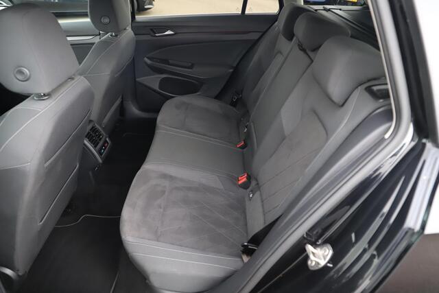 Volkswagen GOLF Variant 1.5 eTSI Style 131PK Trekhaak 17 inch LMV Sportstoelen Virtual Cockpit Navigatie Achteruitrijcamera Carplay Sfeerverlichting LED All-season banden!