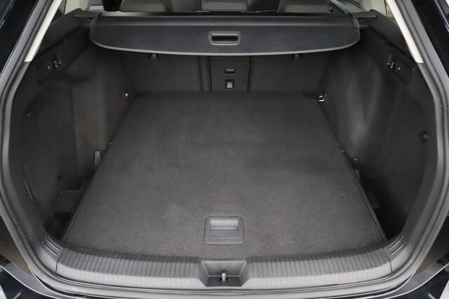 Volkswagen GOLF Variant 1.5 eTSI Style 131PK Trekhaak 17 inch LMV Sportstoelen Virtual Cockpit Navigatie Achteruitrijcamera Carplay Sfeerverlichting LED All-season banden!