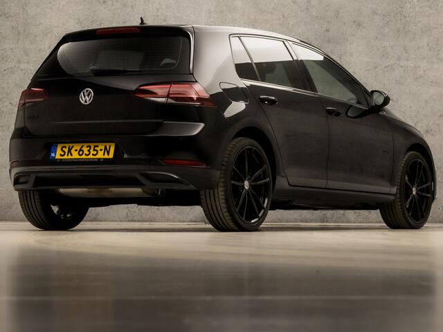 Volkswagen GOLF 1.0 TSI Sportline (APPLE CARPLAY, BLACK EDITION, CLIMATE, LED KOPLAMPEN, STOELVERWARMING, DYNAMISCHE KNIPPERLICHTEN, CAMERA, SPORTSTOELEN, ADAPTIVE CRUISE, GETINT GLAS, NIEUWSTAAT)