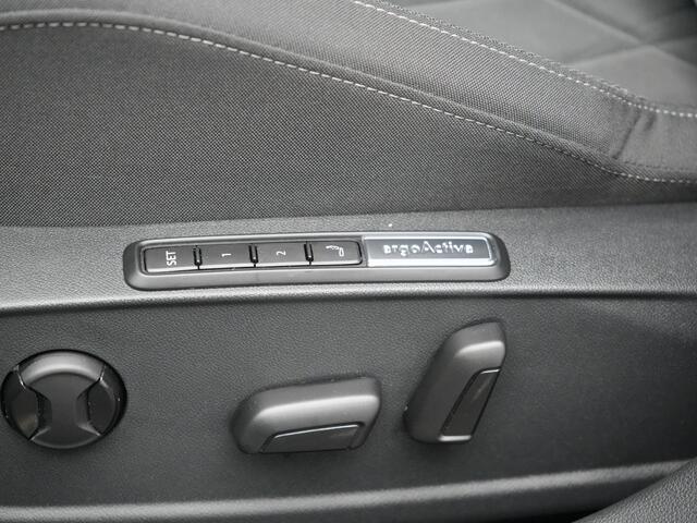 Volkswagen GOLF 1.4 eHybrid Style Plug In Hybrid 204pk Dealer O.H PHEV | Adaptive Cruise | Sportstoelen Massage & Memory | IQ Light | Sfeerverlichting | Apple Carplay | Stoelen & Stuur Verwarmd | Virtual | Navigatie | DAB |